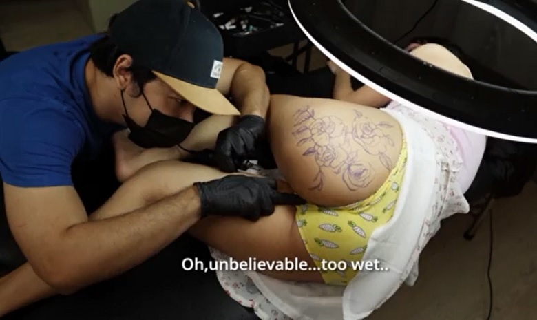 Naglalagablab na damdamin ng tattoo artist sa sexy na customer