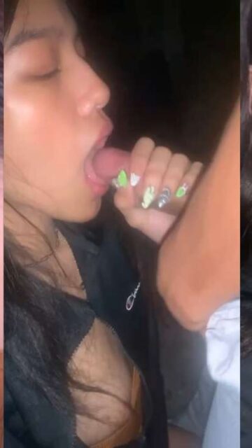 Pinaluhod sa Labas ng Bakod at Pinalunok ng Tamod